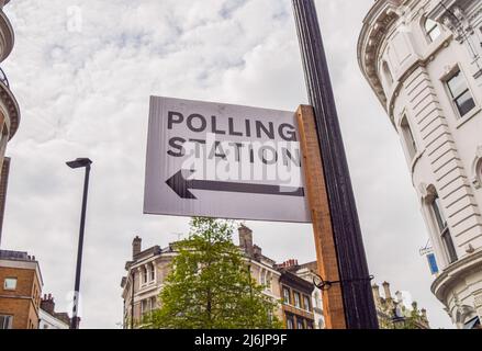 Londres, Royaume-Uni - 02 mai 2022, Un panneau de la station de vote est visible dans le West End de Londres avant les élections locales, qui auront lieu le 5th mai. Banque D'Images