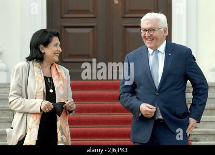 02 mai 2022, Berlin: Le Président allemand Frank-Walter Steinmeier reçoit le Président géorgien Salomé Zourabichvili pour des entretiens en dehors du Palais Bellevue. Photo: Wolfgang Kumm/dpa Banque D'Images