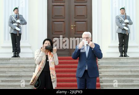 02 mai 2022, Berlin: Le Président allemand Frank-Walter Steinmeier reçoit le Président géorgien Salomé Zourabichvili pour des entretiens en dehors du Palais Bellevue. Photo: Wolfgang Kumm/dpa Banque D'Images