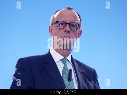 02 mai 2022, Rhénanie-du-Nord-Westphalie, Cologne: Friedrich Merz, président du parti CDU, suit une conférence de presse après la réunion du comité exécutif conjoint de la CDU et de la CSU à la Flora. Deux semaines avant les élections nationales en Rhénanie-du-Nord-Westphalie, les dirigeants de la CDU et de la CSU se rencontrent à Cologne. Photo: Oliver Berg/dpa Banque D'Images