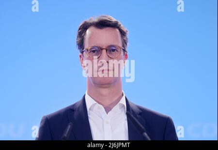 02 mai 2022, Rhénanie-du-Nord-Westphalie, Cologne: Hendrik Wüst (CDU), Ministre Président de la Rhénanie-du-Nord-Westphalie, suit une conférence de presse après la réunion du comité exécutif conjoint de la CDU et de la CSU à la Flora. Deux semaines avant les élections nationales en Rhénanie-du-Nord-Westphalie, les dirigeants de la CDU et de la CSU se rencontrent à Cologne. Photo: Oliver Berg/dpa Banque D'Images