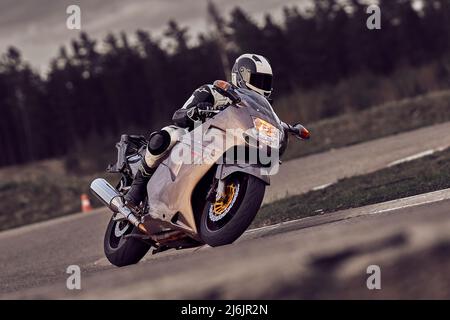 10-05-2020 Ropazi, Lettonie motocycliste sur route de sport. Vélo de sport. Banque D'Images