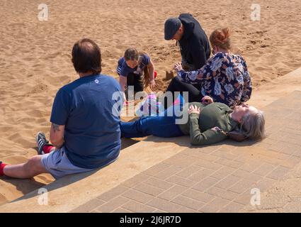 Une femme est passée sur une plage à Skegness, Lincolnshire, Royaume-Uni Banque D'Images