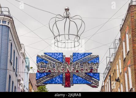 Une nouvelle installation a été dévoilée dans l'emblématique rue Carnaby à Londres pour célébrer le Jubilé de platine de la Reine. L'installation comprend de nouvelles enseignes avec des disques brillants et une couronne géante. La reine Elizabeth II est le premier monarque à célébrer 70 ans de service. (Photo de Vuk Valcic / SOPA Images / Sipa USA) Banque D'Images