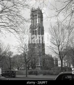 1950s, historique, Tour Saint-Jacques, Paris, France. La tour gothique, autrefois clocher, est un important monument français et tout ce qui reste d'une église médiévale, Saint-Jacques-de-la-Boucherie, un bâtiment religieux dédié à Saint Jacques le Grand qui a apporté le christianisme en Espagne. Détruite dans la Révolution française, l'église avait été construite au 12th siècle, avec la tour construite au 16th siècle dans le style gothique, une forme architecturale populaire à cette époque. Survivante en quelque sorte de la Révolution française, en 1836, la tour fut achetée par la ville de Paris. Banque D'Images