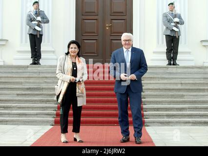 02 mai 2022, Berlin: Le Président allemand Frank-Walter Steinmeier reçoit le Président géorgien Salomé Zourabichvili pour des entretiens en dehors du Palais Bellevue. Photo: Wolfgang Kumm/dpa Banque D'Images