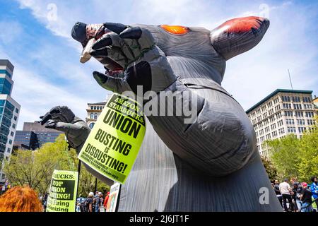 1 mai 2022, New York, New York, nous : les travailleurs ont convergé sur Union Square NYC pour marquer le jour de mai ou la Journée internationale des travailleurs pour se rassembler pour de meilleures conditions de travail, des droits des travailleurs, des droits d'immigration et d'autres causes d'égalité sociale et économique. Les militants, y compris les membres syndicaux, les socialistes, les communistes et d'autres, ont exigé des protections des travailleurs, y compris le droit de syndicaliser . Leur colère était concentrée sur Jeff Bezos d'Amazon et Howard Schultz, PDG de Starbucks. Ils ont marché à divers endroits après le rallye. C'est le rat gonflable pro-syndicat habituellement vu sur les chantiers de construction à New York. (Crédit I Banque D'Images