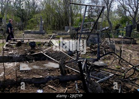 Non exclusif: ODESA, UKRAINE - 1 MAI 2022 - la conséquence d'un missile russe frappant l'un des cimetières municipaux le 23 avril 2022, sont pictuelles Banque D'Images