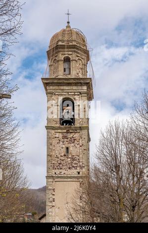 Le clocher de l'ancienne église de San Giovanni Battista dans le centre historique de Bardi, Parme, Italie Banque D'Images