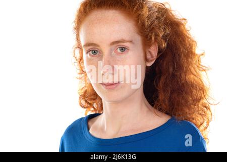 Redhaired fille pensant à quelque chose d'isolé sur un fond blanc Banque D'Images