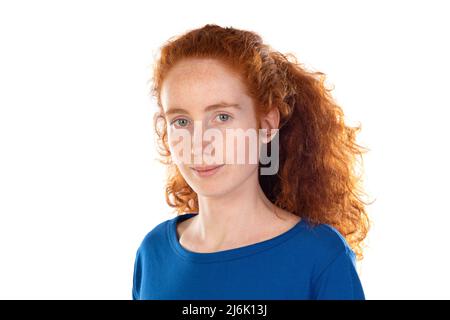 Redhaired fille pensant à quelque chose d'isolé sur un fond blanc Banque D'Images