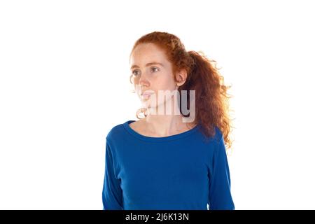 Redhaired fille pensant à quelque chose d'isolé sur un fond blanc Banque D'Images