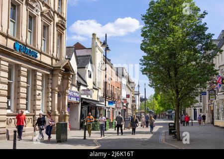 Personnes marchant sur Doncaster High Street Doncaster South Yorkshire Angleterre GB Europe Banque D'Images