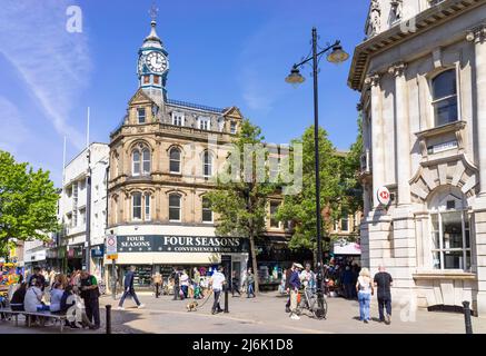 Centre-ville de Doncaster avec des acheteurs sur la High Street dans le centre-ville de Doncaster South Yorkshire Angleterre GB Europe Banque D'Images