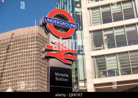 Londres - 2022 avril : logos du métro et du train national à l'extérieur de la gare Victoria à Westminster. Banque D'Images