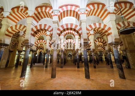 Arcades et colonnes décorées dans un style mauresque dans la Mezquita-Catedral (Grande Mosquée de Cordoue) - Cordoue, Espagne Banque D'Images