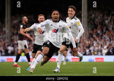 Londres, Royaume-Uni. 2nd mai 2022. Kenny Tete de Fulham (c) célèbre après avoir atteint le but 2nd de ses équipes. EFL Skybet Championship Match, Fulham v Luton Town à Craven Cottage à Londres, le lundi 2nd mai 2022. Cette image ne peut être utilisée qu'à des fins éditoriales. Utilisation éditoriale uniquement, licence requise pour une utilisation commerciale. Pas d'utilisation dans les Paris, les jeux ou les publications d'un seul club/ligue/joueur. photo de Steffan Bowen/Andrew Orchard sports photographie/Alamy Live news Banque D'Images