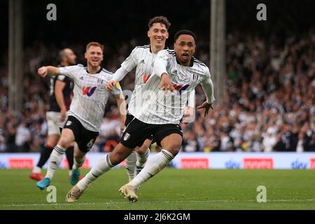 Londres, Royaume-Uni. 2nd mai 2022. Kenny Tete de Fulham (r) fête ses célébrations après qu'il a atteint le but 2nd de ses équipes. EFL Skybet Championship Match, Fulham v Luton Town à Craven Cottage à Londres, le lundi 2nd mai 2022. Cette image ne peut être utilisée qu'à des fins éditoriales. Utilisation éditoriale uniquement, licence requise pour une utilisation commerciale. Pas d'utilisation dans les Paris, les jeux ou les publications d'un seul club/ligue/joueur. photo de Steffan Bowen/Andrew Orchard sports photographie/Alamy Live news Banque D'Images