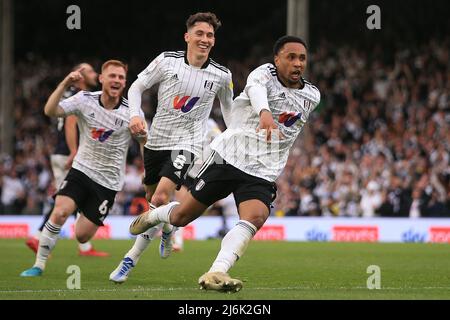 Londres, Royaume-Uni. 2nd mai 2022. Kenny Tete de Fulham (r) fête ses célébrations après qu'il a atteint le but 2nd de ses équipes. EFL Skybet Championship Match, Fulham v Luton Town à Craven Cottage à Londres, le lundi 2nd mai 2022. Cette image ne peut être utilisée qu'à des fins éditoriales. Utilisation éditoriale uniquement, licence requise pour une utilisation commerciale. Pas d'utilisation dans les Paris, les jeux ou les publications d'un seul club/ligue/joueur. photo de Steffan Bowen/Andrew Orchard sports photographie/Alamy Live news Banque D'Images