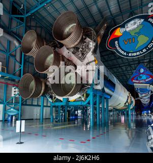 Cape Canaveral, FL - 10 2021 septembre : les boosters de la fusée Saturn V massive dans le Centre spatial Kennedy Banque D'Images