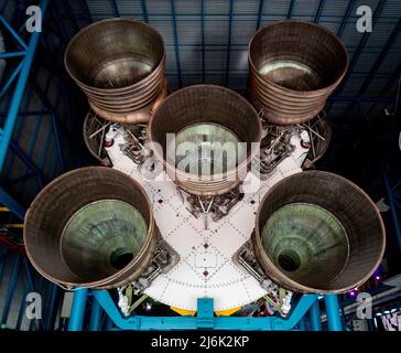 Cape Canaveral, FL - 10 2021 septembre : les boosters de la fusée Saturn V massive dans le Centre spatial Kennedy Banque D'Images