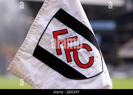 Londres, Royaume-Uni. 2nd mai 2022. Drapeau d'angle du club de football de Fulham. EFL Skybet Championship Match, Fulham v Luton Town à Craven Cottage à Londres, le lundi 2nd mai 2022. Cette image ne peut être utilisée qu'à des fins éditoriales. Utilisation éditoriale uniquement, licence requise pour une utilisation commerciale. Pas d'utilisation dans les Paris, les jeux ou les publications d'un seul club/ligue/joueur. photo de Steffan Bowen/Andrew Orchard sports photographie/Alamy Live news Banque D'Images