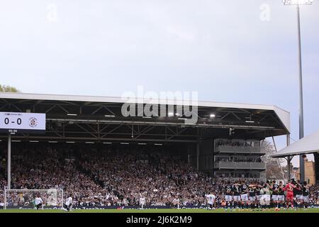 Londres, Royaume-Uni. 2nd mai 2022. Les joueurs de Fulham FC prennent le genou tandis que les joueurs de Luton Town se tiennent ensemble avant le début du match. EFL Skybet Championship Match, Fulham v Luton Town à Craven Cottage à Londres, le lundi 2nd mai 2022. Cette image ne peut être utilisée qu'à des fins éditoriales. Utilisation éditoriale uniquement, licence requise pour une utilisation commerciale. Pas d'utilisation dans les Paris, les jeux ou les publications d'un seul club/ligue/joueur. photo de Steffan Bowen/Andrew Orchard sports photographie/Alamy Live news Banque D'Images