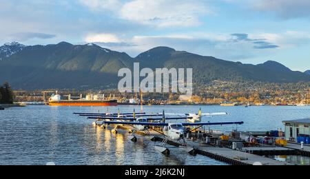 Hydravions amarrés à l'aéroport du port de Vancouver au coucher du soleil. Hydravions à l'aéroport de Vancouver Harbour Flight Centre-avril 11,2022-Vancouver BC, Banque D'Images