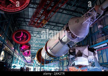 Cape Canaveral, FL - 10 2021 septembre : les boosters de la fusée Saturn V massive dans le Centre spatial Kennedy Banque D'Images