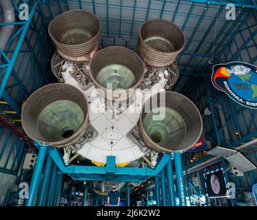 Cape Canaveral, FL - 10 2021 septembre : les boosters de la fusée Saturn V massive dans le Centre spatial Kennedy Banque D'Images