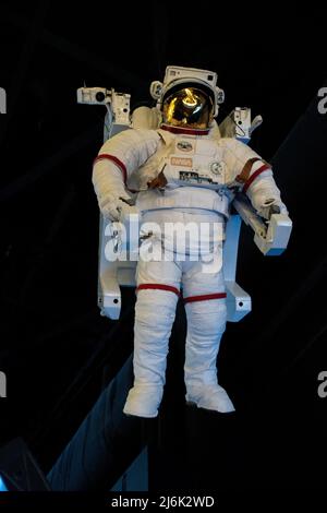 Cape Canaveral, FL - sept 10 2021 : un costume d'astronaute américain flottant en plein air Banque D'Images