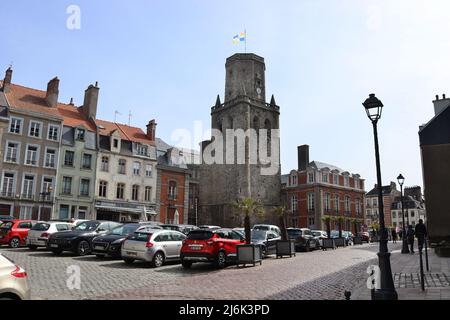 BOULOGNE-SUR-mer, FRANCE, 12 AVRIL 2022 : vue de la place de la résistance et du beffroi de Boulogne-sur-Mer, France. Boulogne est un touriste populaire dest Banque D'Images