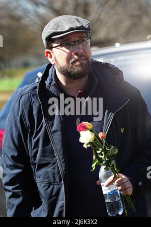 Après les émeutes du week-end de Pâques, Jimmie Åkesson, chef du parti pour les Démocrates de Suède, a visité le district de Skäggetorp à Linköping, en Suède. Sur place, il a rencontré les médias et le grand public et a présenté une nouvelle proposition dans le domaine de la politique pénale. Banque D'Images