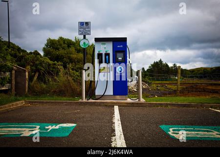 Pompe pour véhicule électrique, point de recharge pour voiture électrique, au nord de l'île de Skye, Highlands écossais Banque D'Images