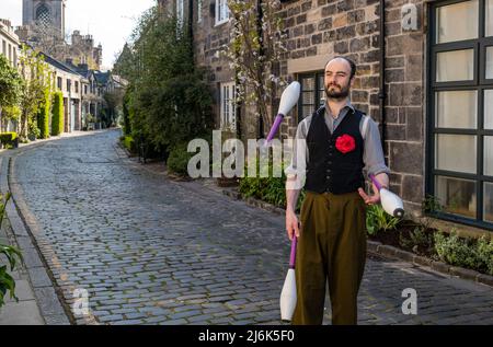 Circus Act jongleur, Robert Gallagher-Lyall pratiquant des clubs de jonglerie, Circus Lane, Édimbourg, Écosse, Royaume-Uni Banque D'Images