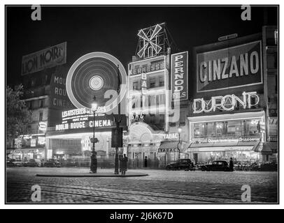 Retro Vintage Paris B&W le Moulin Rouge Montmartre Paris France boissons alcoolisées de nuit Hoardings publicitaires, Cinzano, Pernod, DuPont. Lion Noir.1936: France, Paris Moulin Rouge photographe : Willem van de Poll Banque D'Images