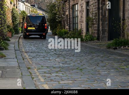 Minibus coincé derrière un camion stationné dans une ruelle pavée, Circus Lane, Édimbourg, Écosse, Royaume-Uni Banque D'Images