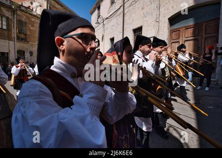 Rangée de joueurs de Launeddas au défilé de Sant'Efisio à Cagliari Banque D'Images