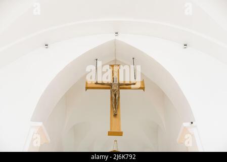 Minsk, Bélarus. Août 2021. Une croix à l'intérieur de l'église Zolotogorsky de la très Sainte Trinité de Saint-Roch Banque D'Images