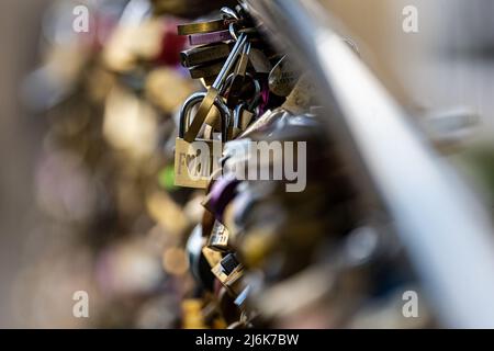 Love Locks sur un pont au-dessus de la rivière Wye à Bakewell, Derbyshire, Royaume-Uni Banque D'Images