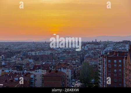 Un incroyable coucher de soleil chaud sur la ligne d'horizon de Madrid avec vue sur la chaîne de montagnes, Sierra de Guadarrama à l'horizon, vu de las siete tetas Banque D'Images