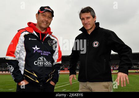 MANCHESTER, ROYAUME-UNI. MAI 2nd Rob Lyon (chef d'équipe) de Peterborough «Crendon» Panthers et Mark Lemon (chef d'équipe) de Belle vue «ATPI» Aces avant le match de SGB Premiership entre Belle vue Aces et Peterborough au National Speedway Stadium, Manchester, le lundi 2nd mai 2022. (Crédit : Eddie Garvey | MI News) Banque D'Images