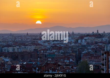 Un incroyable coucher de soleil chaud sur la ligne d'horizon de Madrid avec vue sur la chaîne de montagnes, Sierra de Guadarrama à l'horizon, vu de las siete tetas Banque D'Images