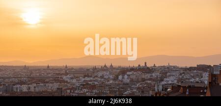 Un incroyable coucher de soleil chaud sur la ligne d'horizon de Madrid avec vue sur la chaîne de montagnes, Sierra de Guadarrama à l'horizon, vu de las siete tetas Banque D'Images