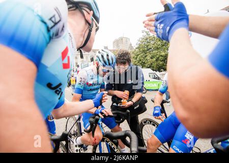 Oviedo, Espagne. 1st mai 2022. Cyclistes de l'équipe BikeExchange - Jayco avant le stade 3rd de la course cycliste 'Vuelta a Asturias' (Tour des Asturies) soit Banque D'Images