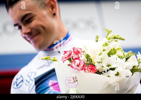 Oviedo, Espagne. 1st mai 2022. Isaac Canton (Manuel Fundacion) sur le podium de la 3rd étape de la course cycliste 'Vuelta a Asturias' (Tour des Asturies) soit Banque D'Images