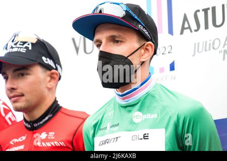 Oviedo, Espagne. 1st mai 2022. Simon Yates (Team BikeExchange - Jayco) au podium comme la classification des points de la course à vélo 'Vuelta a Asturias' (to Banque D'Images