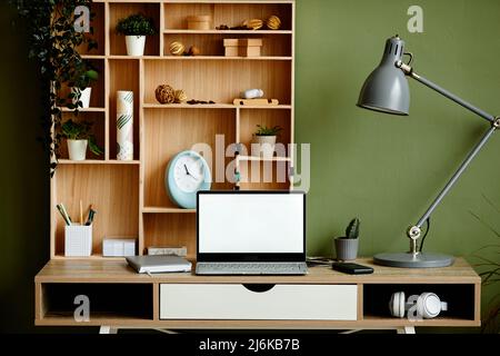 Vue de face image d'arrière-plan d'un bureau à domicile confortable décoré par des plantes de maison vertes, espace de copie Banque D'Images