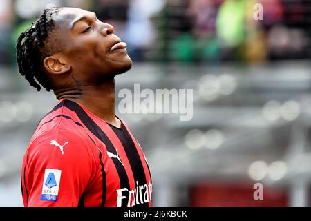 Rafael Leao de l'AC Milan réagit pendant la série Un match de football 2021/2022 entre l'AC Milan et l'ACF Fiorentina au stade San Siro de Milan (Italie), Banque D'Images