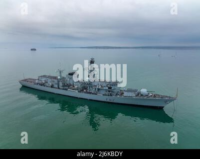 HMS Somerset (frégate de type 23) ancré dans le solent Portsmouth. Banque D'Images